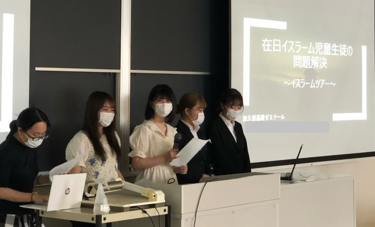 英文学科の学生たちが、札幌市の国際部交流課の職員様へプレゼンを行いました